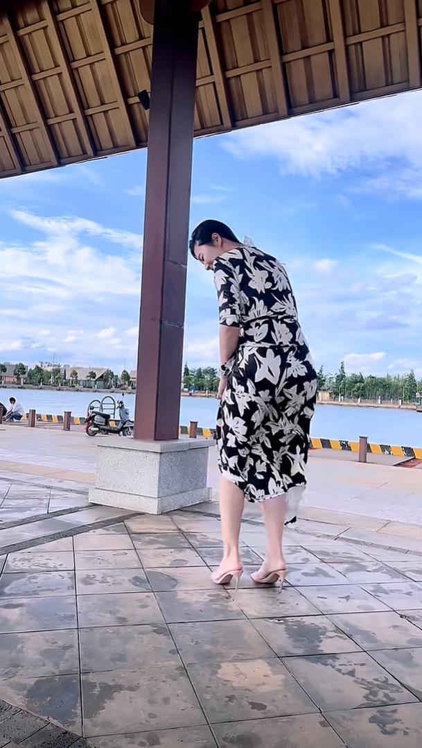 和小妈出来玩没想风这么大