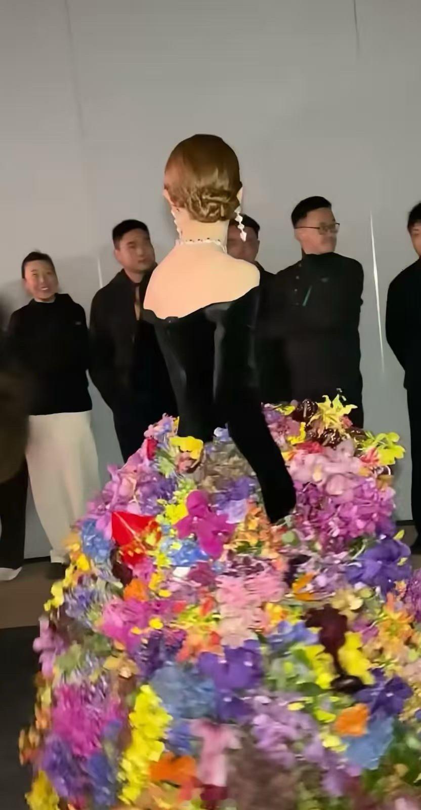 戚薇的裙子居然是真花VOGUE名场面诞生！戚薇的全真花裙色彩和谐，杜华“怎么坐