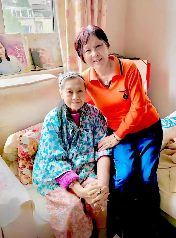 89岁的朱逢博，现在住上海郊区一套200平的复式大房子里，这套房子，是她的儿子施