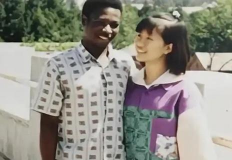 1996年，清华才女王丽红不顾父母反对远嫁乌干达老公，婚后生四个子女，被生活摧残