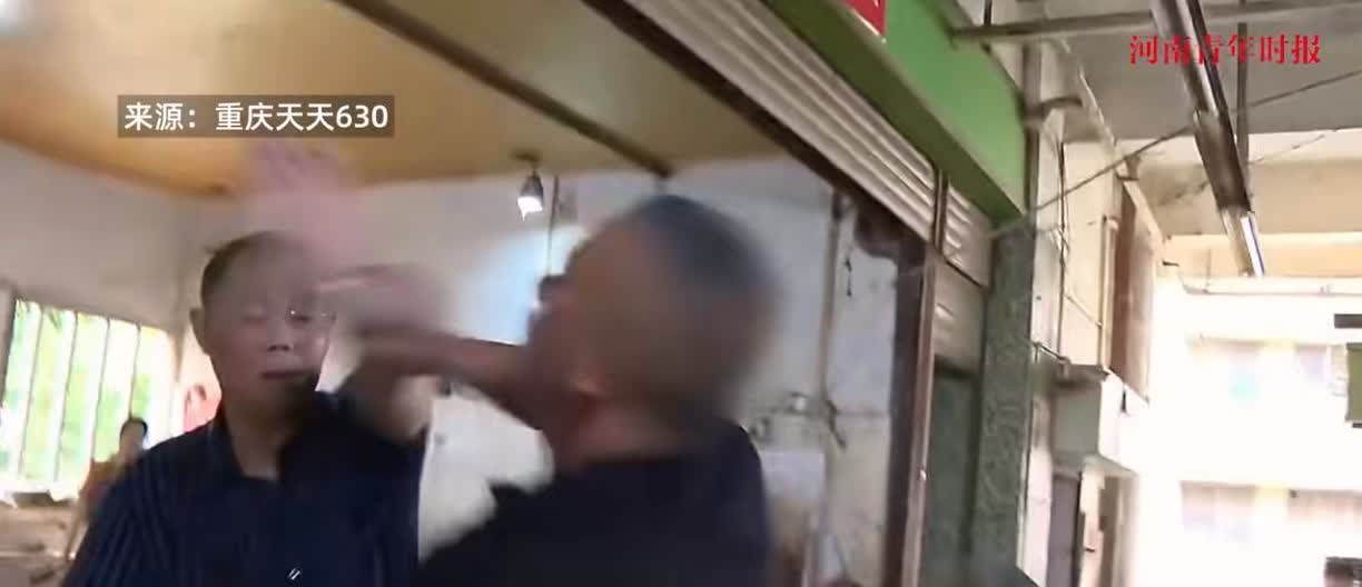 “冤不冤！”近日，重庆，一男子因为不满妹妹不照顾母亲，于是找到妹妹理论，谁知还没