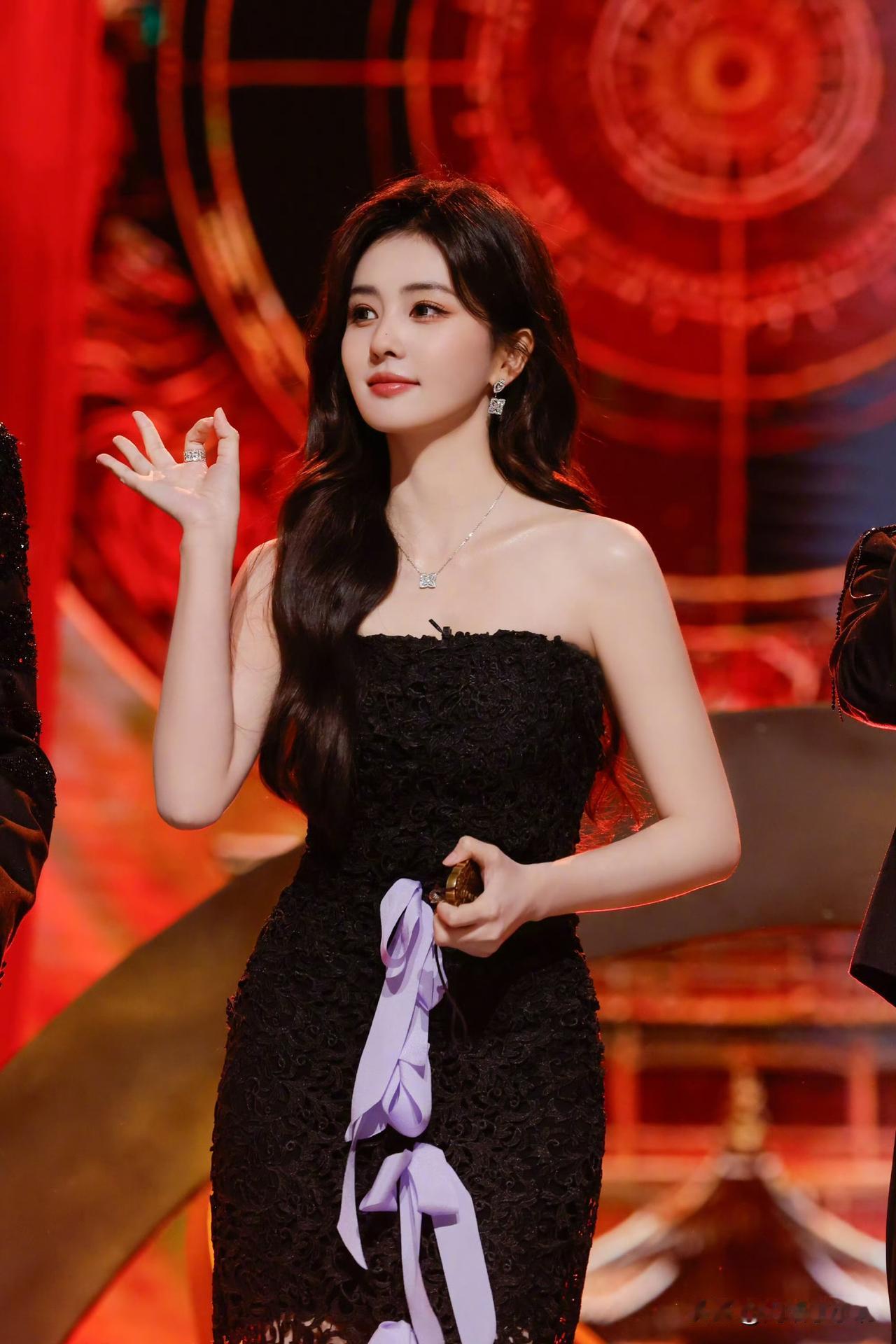 内娱资讯，白鹿近日身穿PeetDullaert2025秋冬系列高定裙装参加了