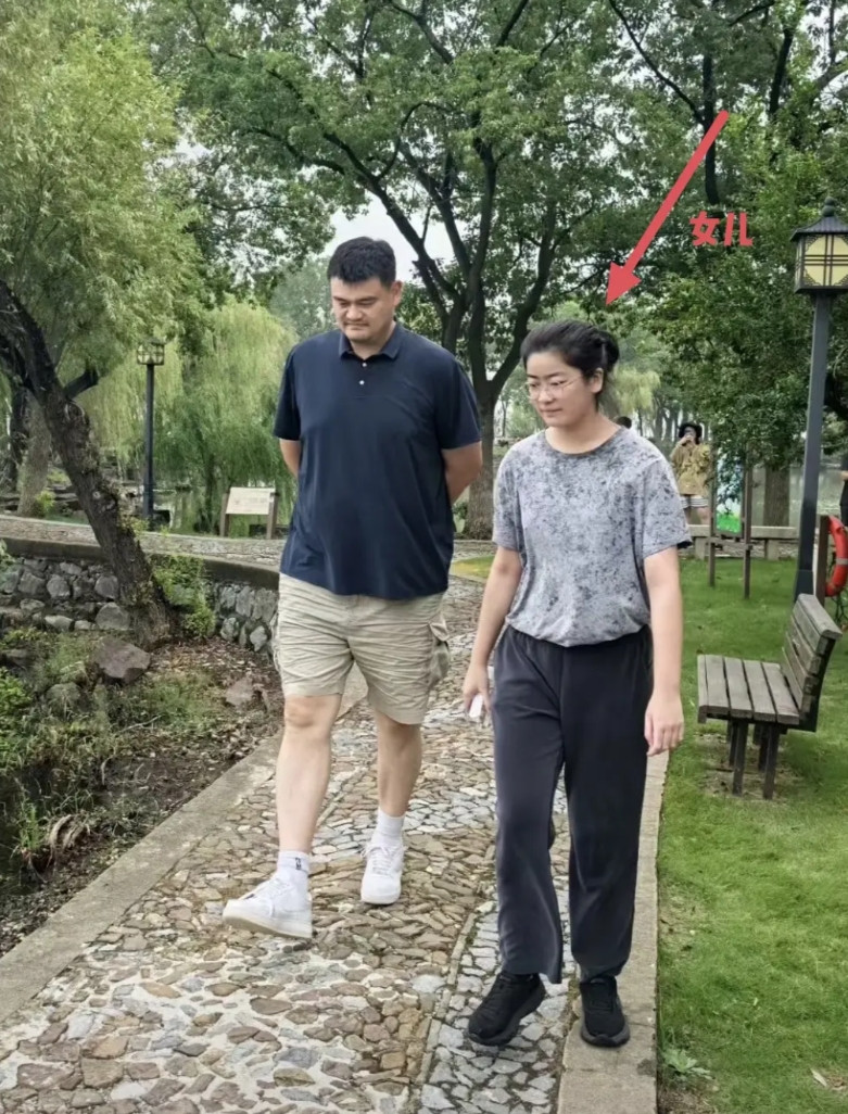姚明和家人一起到苏州太湖西山岛旅游，他的老婆、女儿和岳母都在，一家人悠闲地欣赏风