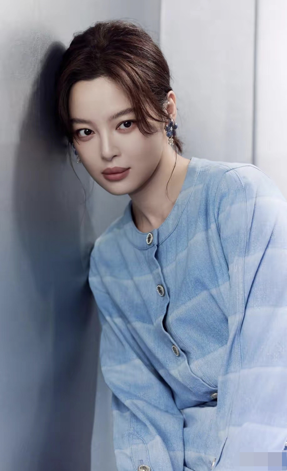 主持人问辛芷蕾：“在你眼里，赵丽颖是个什么样的人？”辛芷蕾想都没想就笑了：“我可太喜欢她了！她是一个