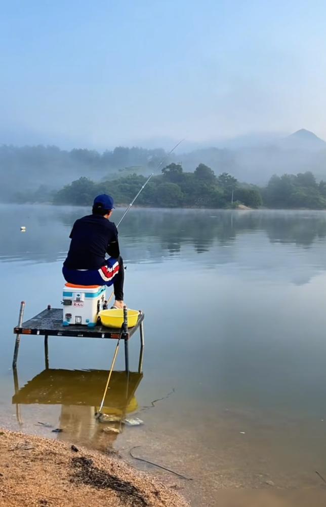 刷到有人聊编内守水库的神仙工作。说三人轮班，上两天休两天，周末还能约朋友去钓