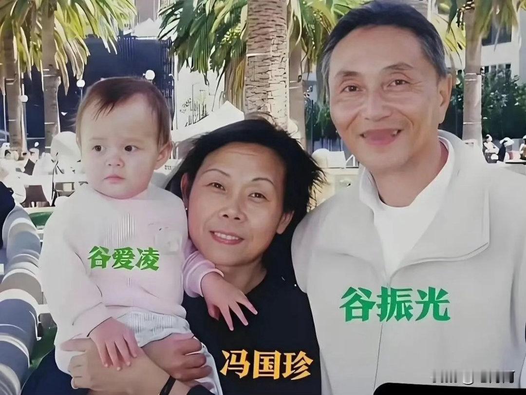 小时候的谷爱凌，清秀乖巧不像混血儿。和马斯克合照的她，比马斯克还欧化。