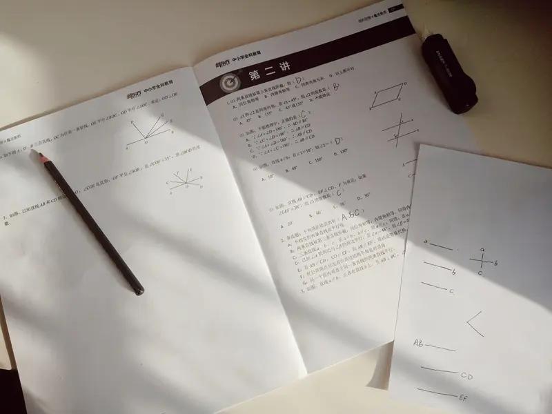 今天孩子一模考试，今天考的数学，语文，道法，历史，我下班去接孩子，孩子和我说，妈