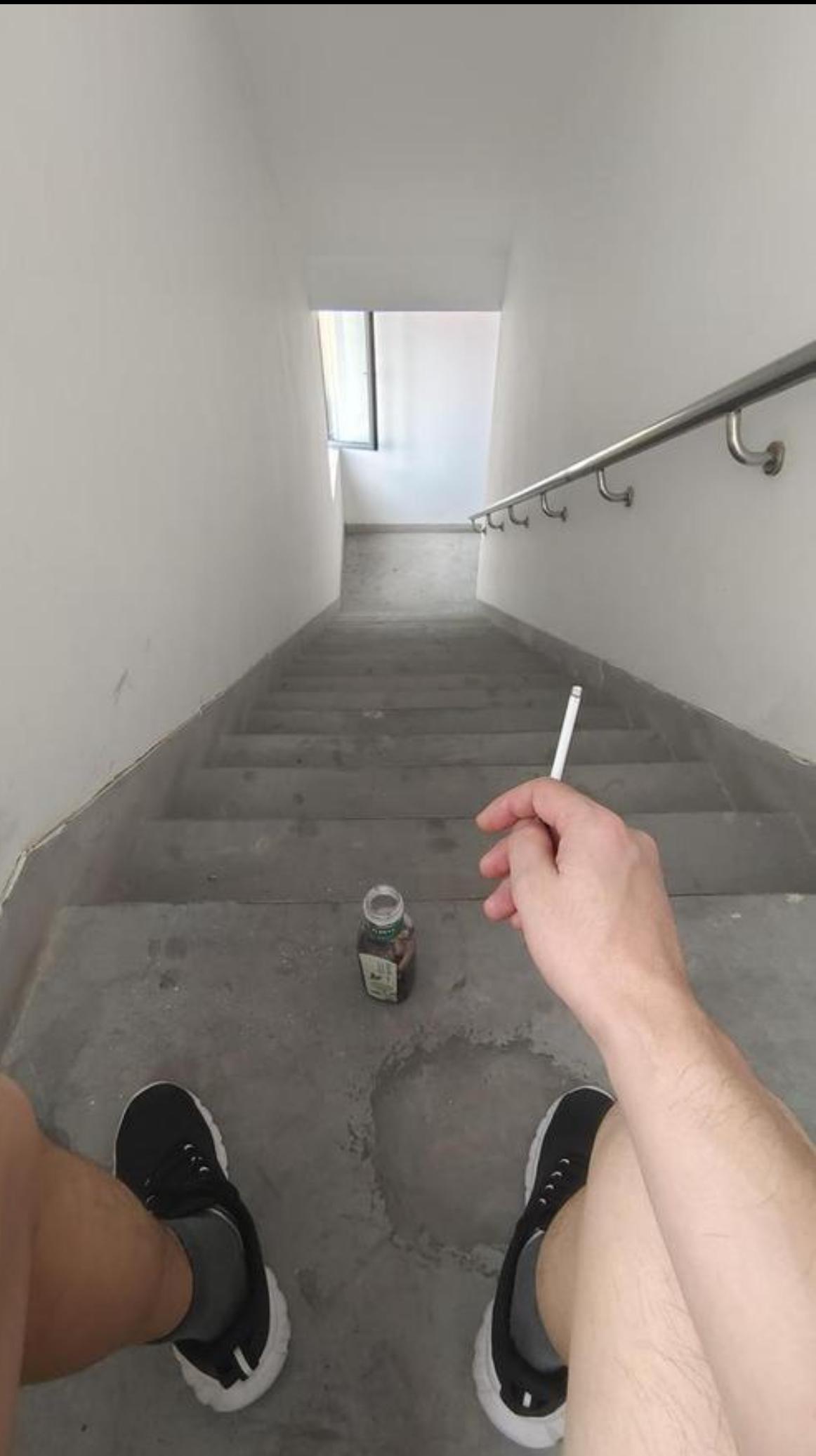 我经过观察发现，现代社会，在马路上、公交车站、楼道里，等公共场合抽烟的人，基本上