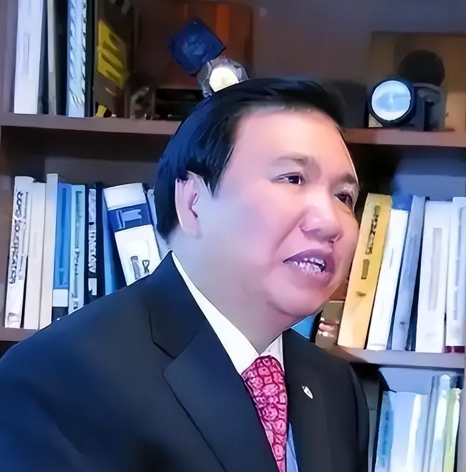 报应来了！捐给美国7千万，满嘴“中国穷关我啥事”，如今破产了钟馨稼这个人，从电