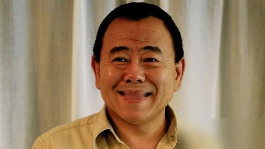 三个加起来不到五米的男人，愣是把全场观众逗得前仰后合。曾志伟站中间，潘长江蔡明一左一右。他先拿自己开
