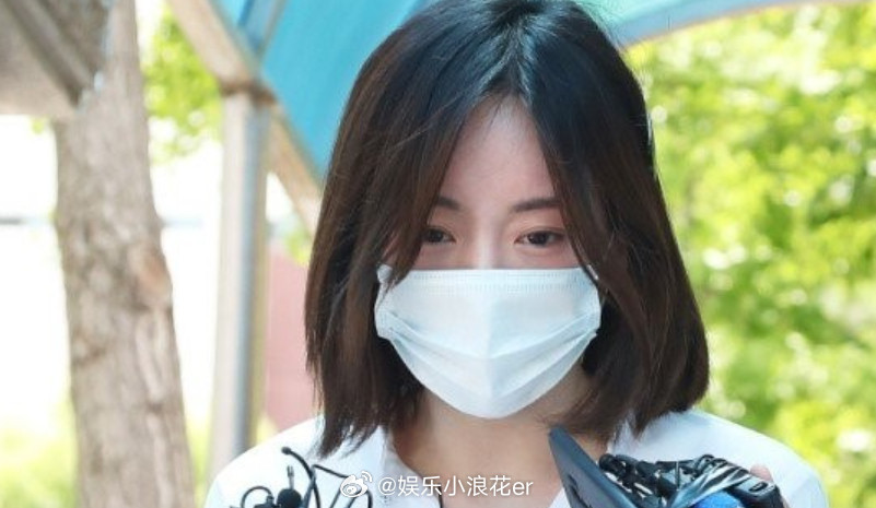 黄荷娜近况黄荷娜目前居住在柬埔寨金边据韩媒，因涉嫌吸毒被拘捕的黄荷娜目前居住在