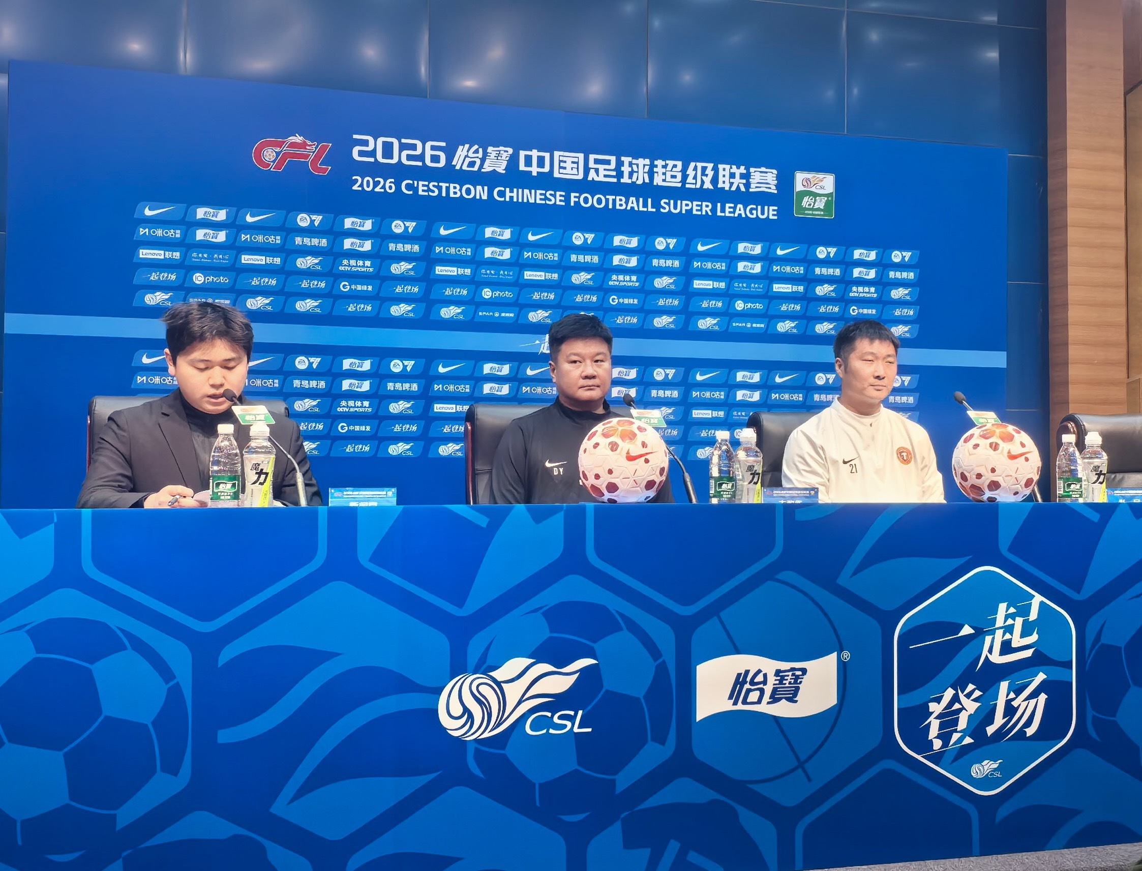 辽宁铁人主帅李金羽和队员韩镕泽出席了赛前新闻发布会韩镕泽表示：很开心回到熟悉的场