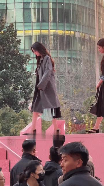 杨幂内心一定骂死龚俊了，他真的有点呆啊，杨幂穿着细高跟走楼梯，龚俊连扶都不扶一下