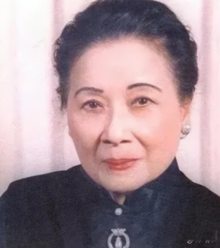 1996年，李登辉上台后撤掉蒋氏父子的陵墓守卫，并且让人大肆破坏蒋介石的雕像，宋