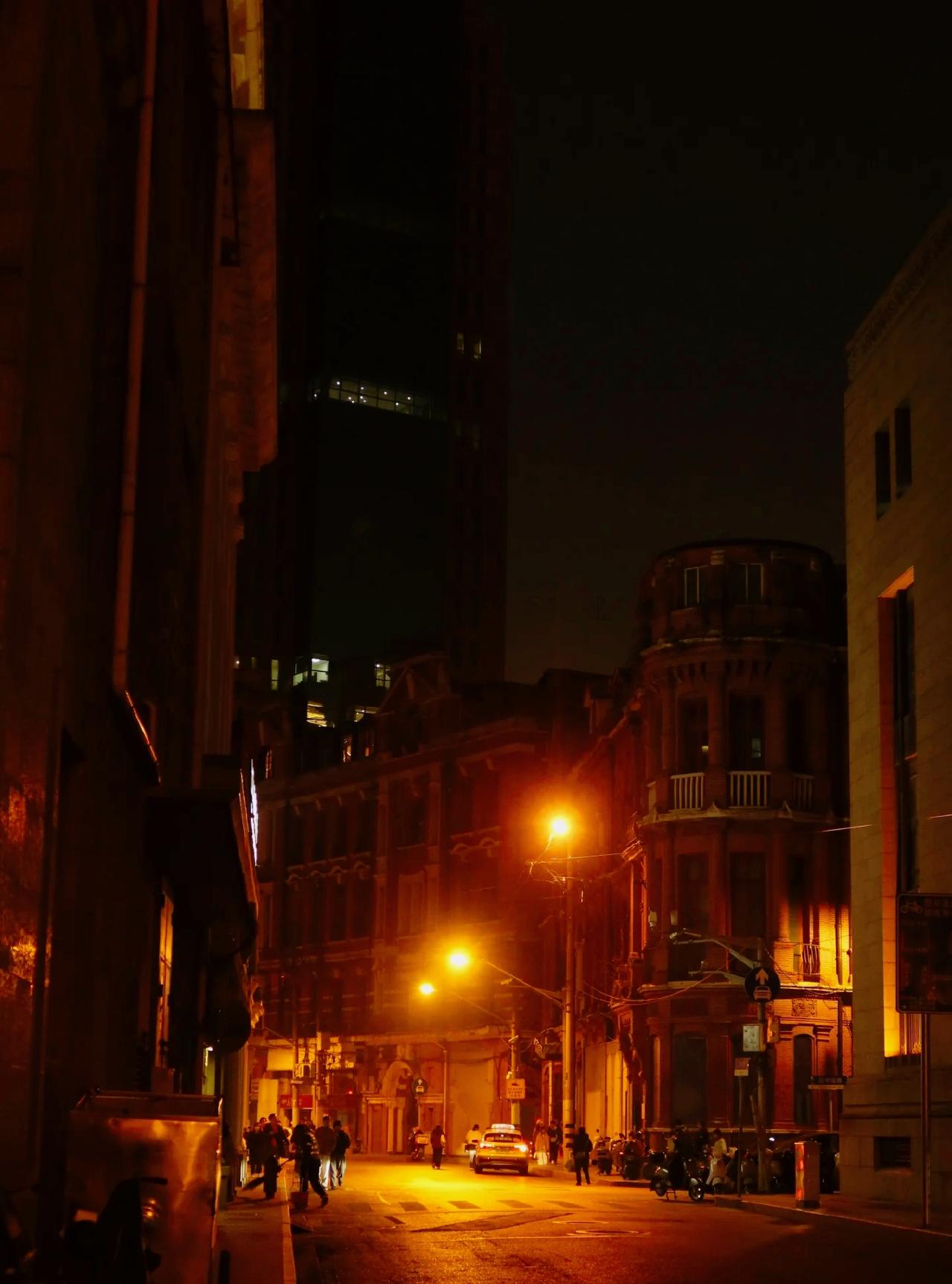 商K里的老油条说得太透了，毁掉一个好姑娘，根本不用下三滥。都是温水煮青蛙​就三