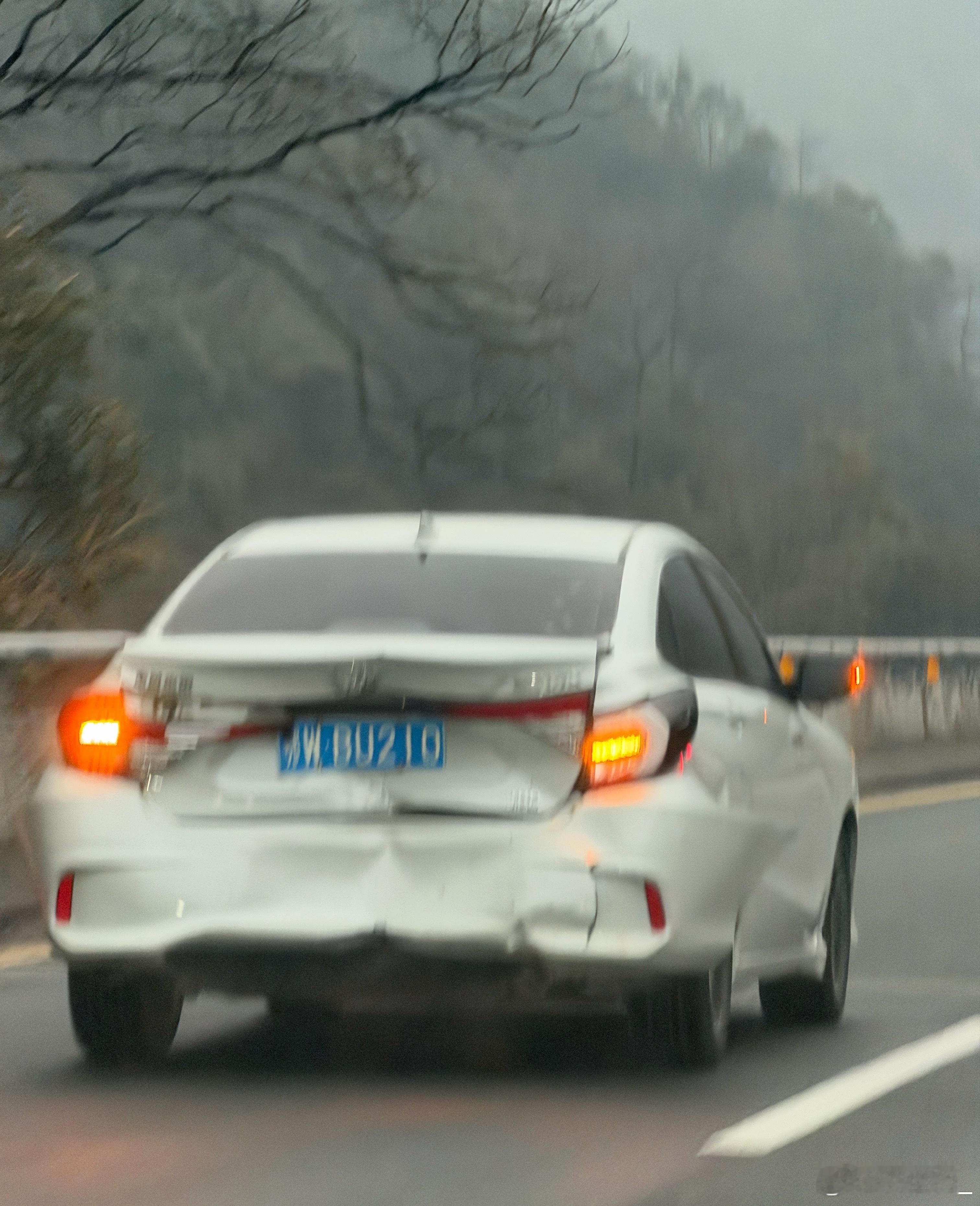 今儿从广州开了一千公里在武汉修整一下一路上又是下雨又是大雾的，还冷之前还真不在这