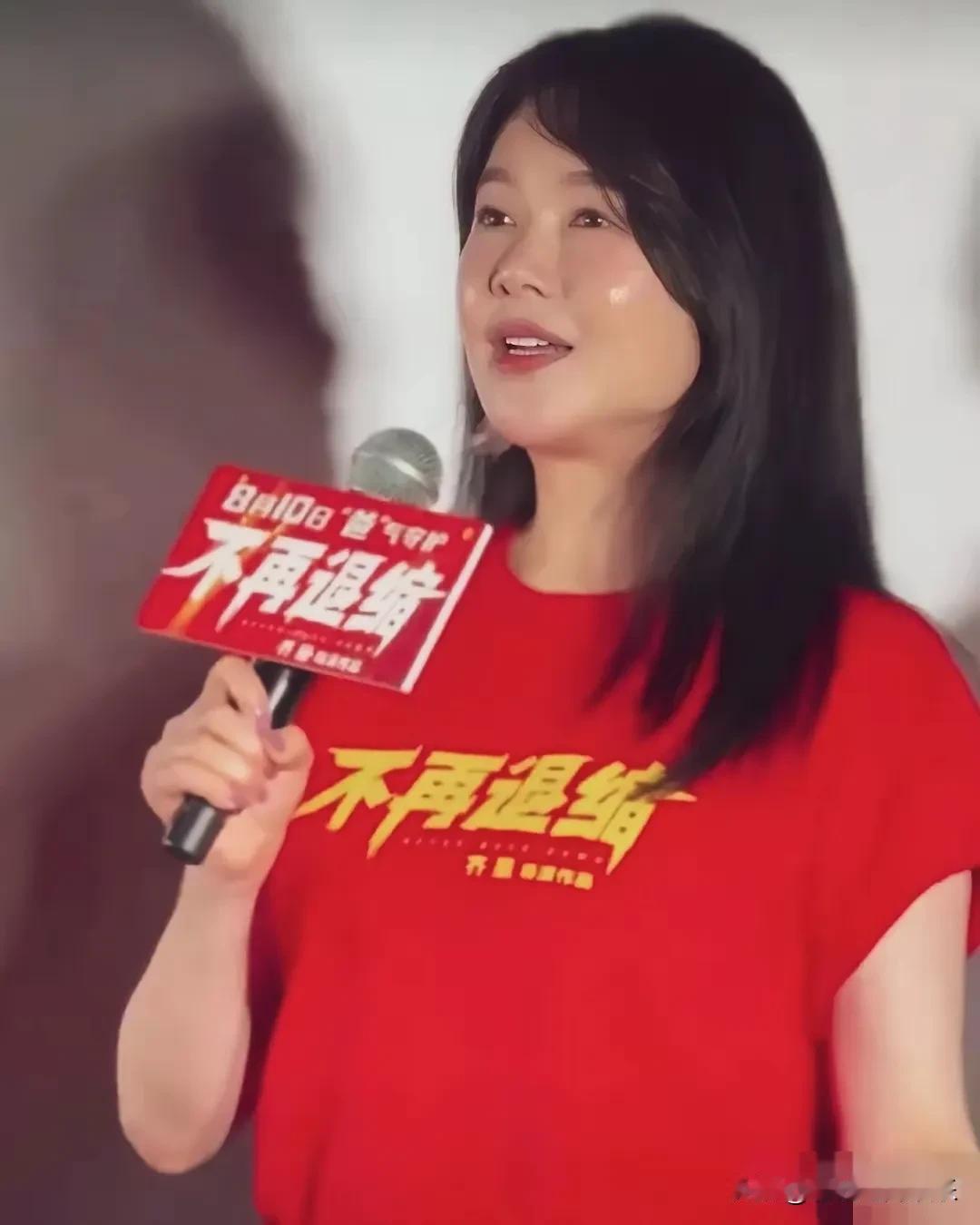 看到左小青，差点没认出来——怎么突然胖成这样了？第一眼扫过去，还以为是李湘在那里