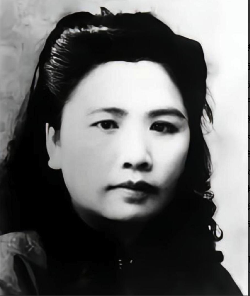 1938年，周恩来派王曼霞打入国民党高层。谁知，她却嫁给蒋介石心腹陈尔晋，身份将