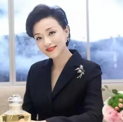 1994年，杨澜执意要和银行职员张小兵离婚，可父亲对她说道：“你跟小兵离婚你一定