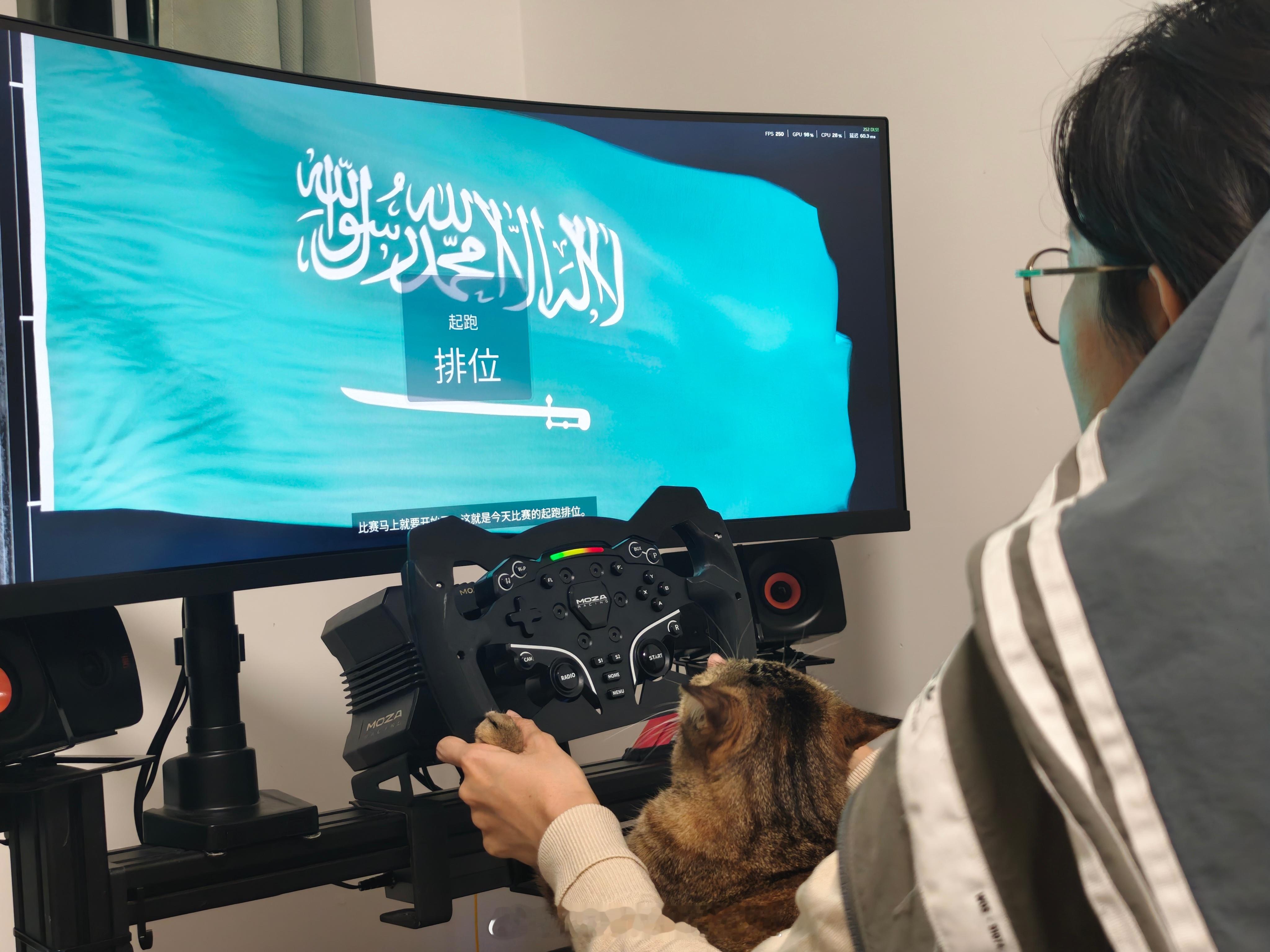 抓猫开车昨晚我和舍友用维斯塔潘跑了一晚的阿布扎比~愣是被舍友从排位赛跑到杆位，然