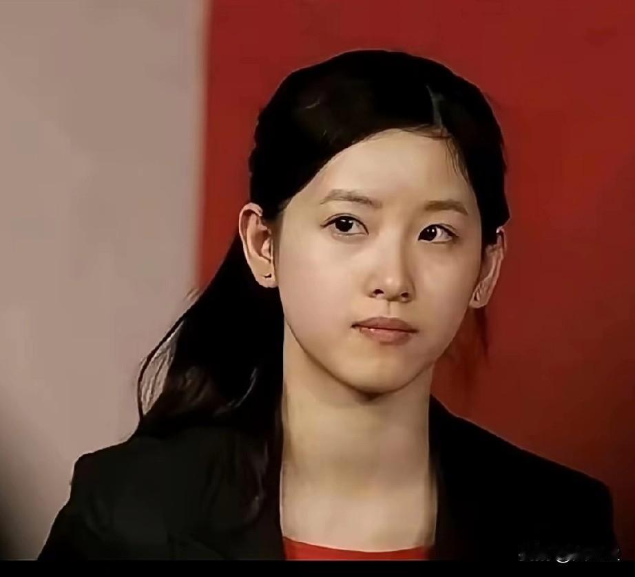 章泽天大学时的素颜照！看着有点青涩，穿搭有点土味，与现在判若两人！那时候的