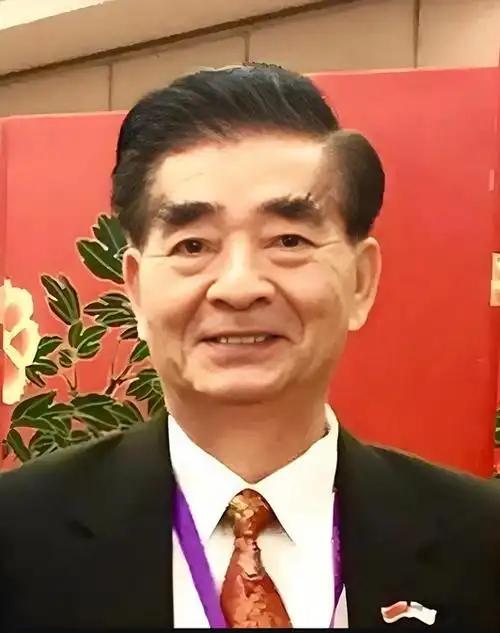 一个潜伏中国三十多年的美国间谍头子，落网那天，苏州街头还有人拎着锦旗想送给他。江