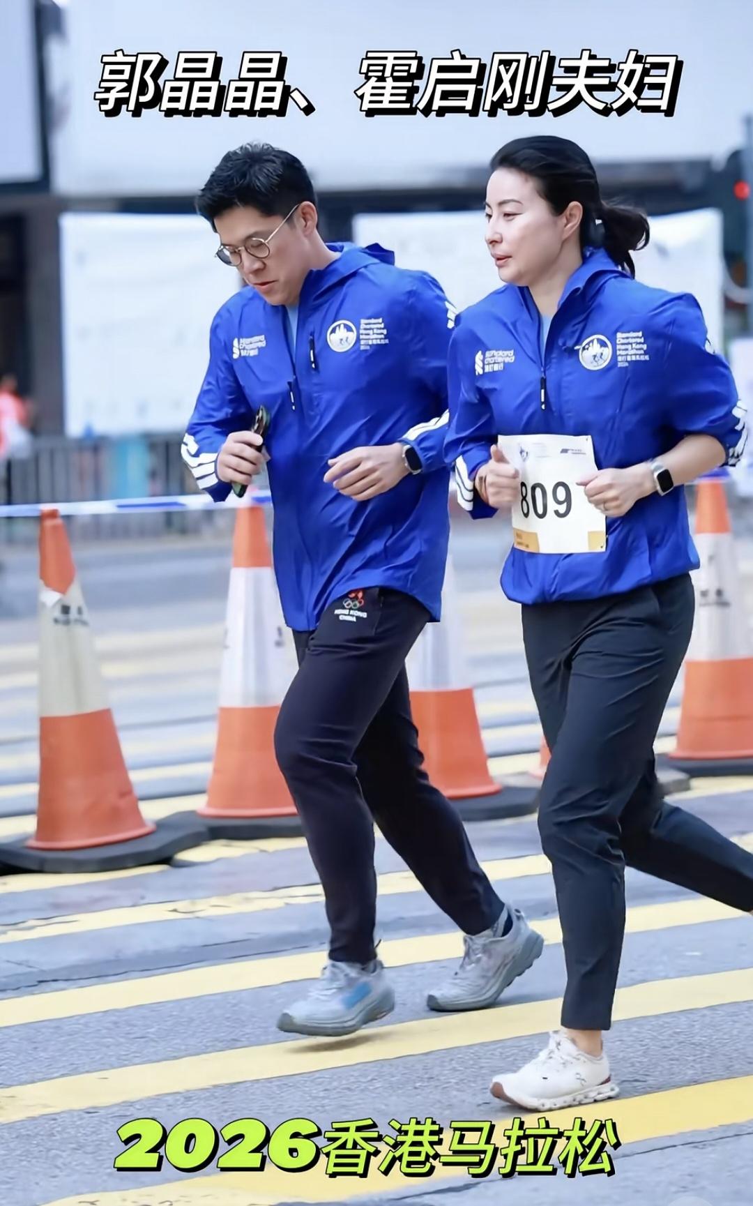 香港马拉松最甜一幕！郭晶晶霍启刚羡煞旁人！香港马拉松这事儿挺有意思，郭晶晶