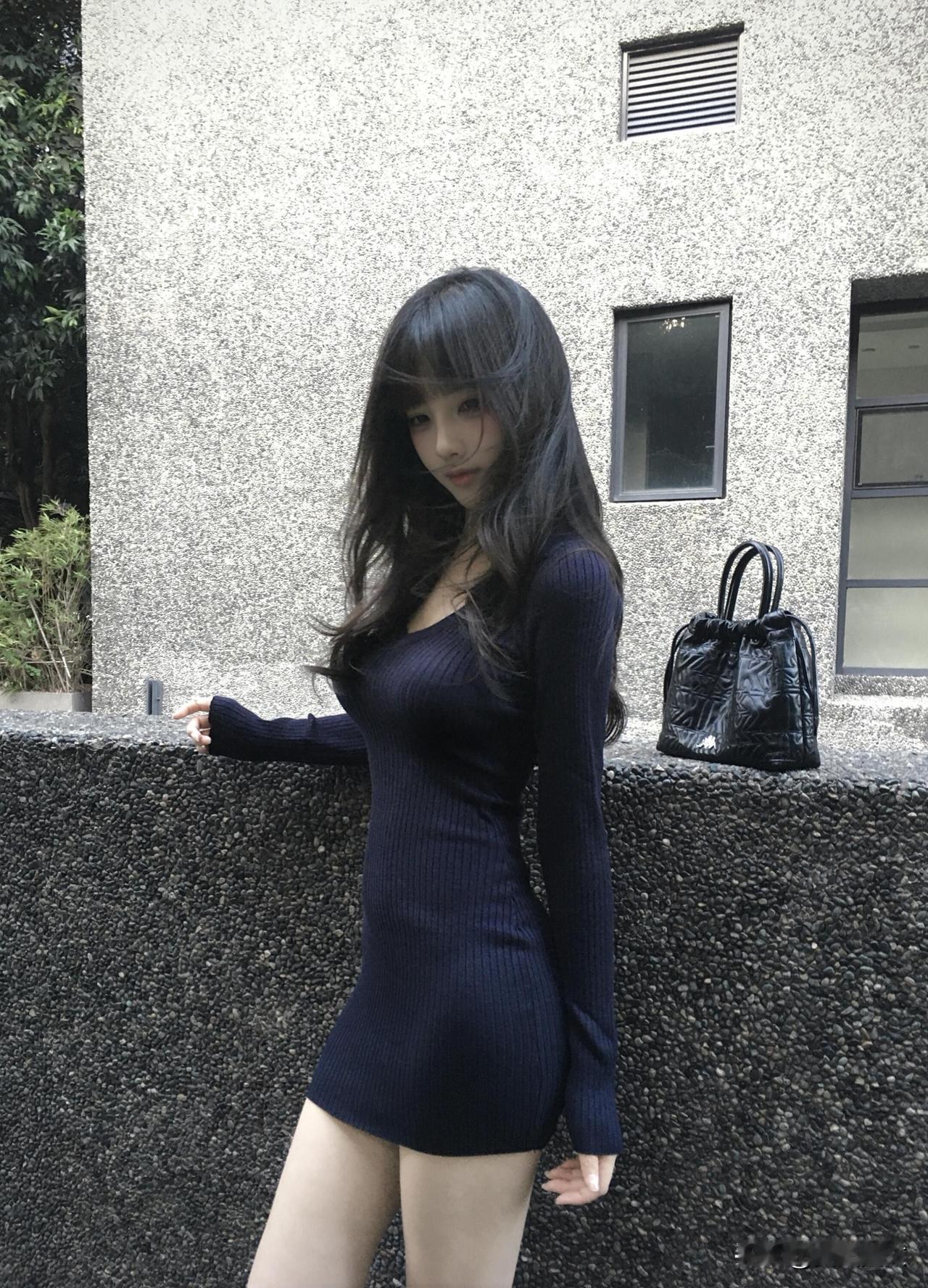 优雅黑裙，都市风范，时尚随性。