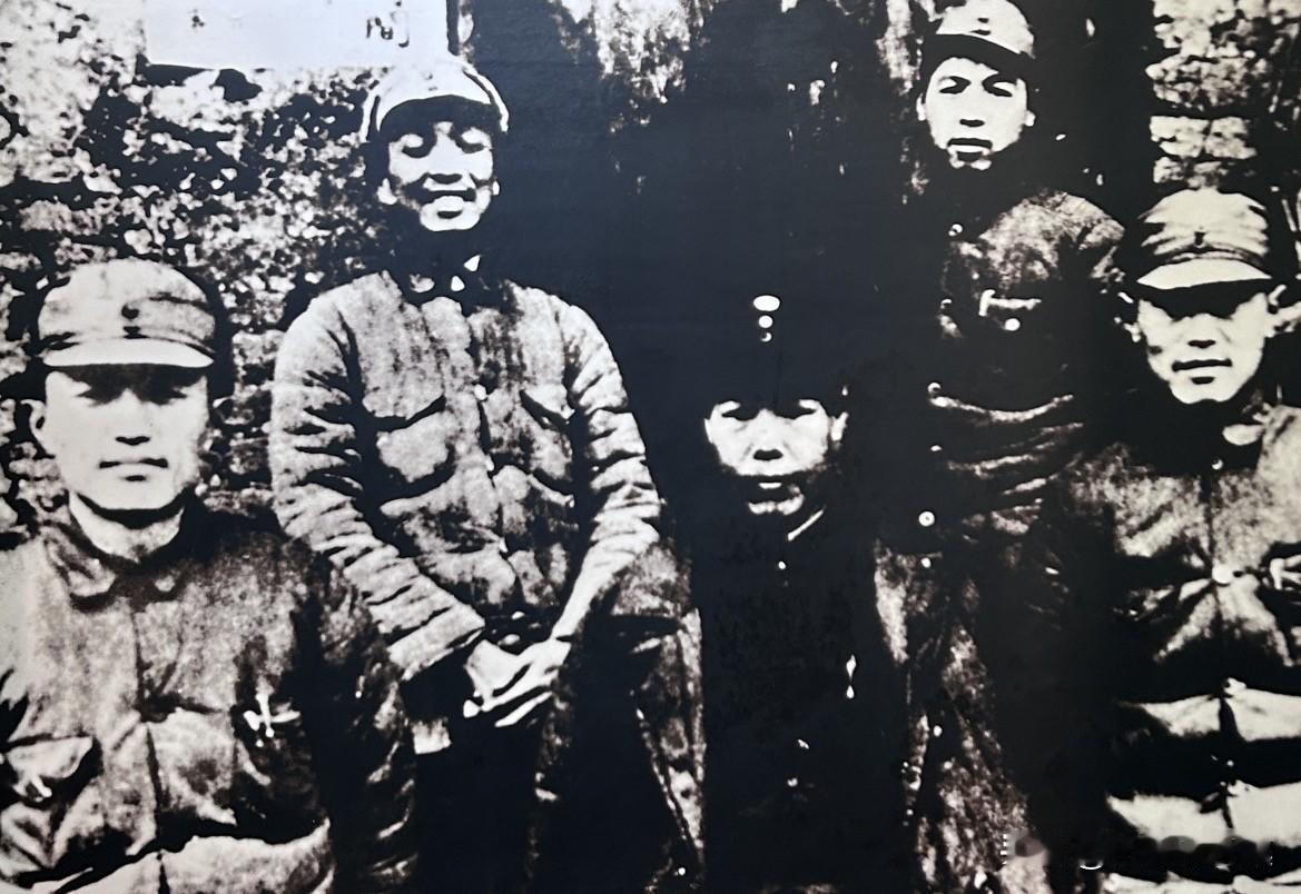 1940年春，新四军豫鄂挺进纵队领导人在京山合影，包括李先念（前排左三）、朱理治