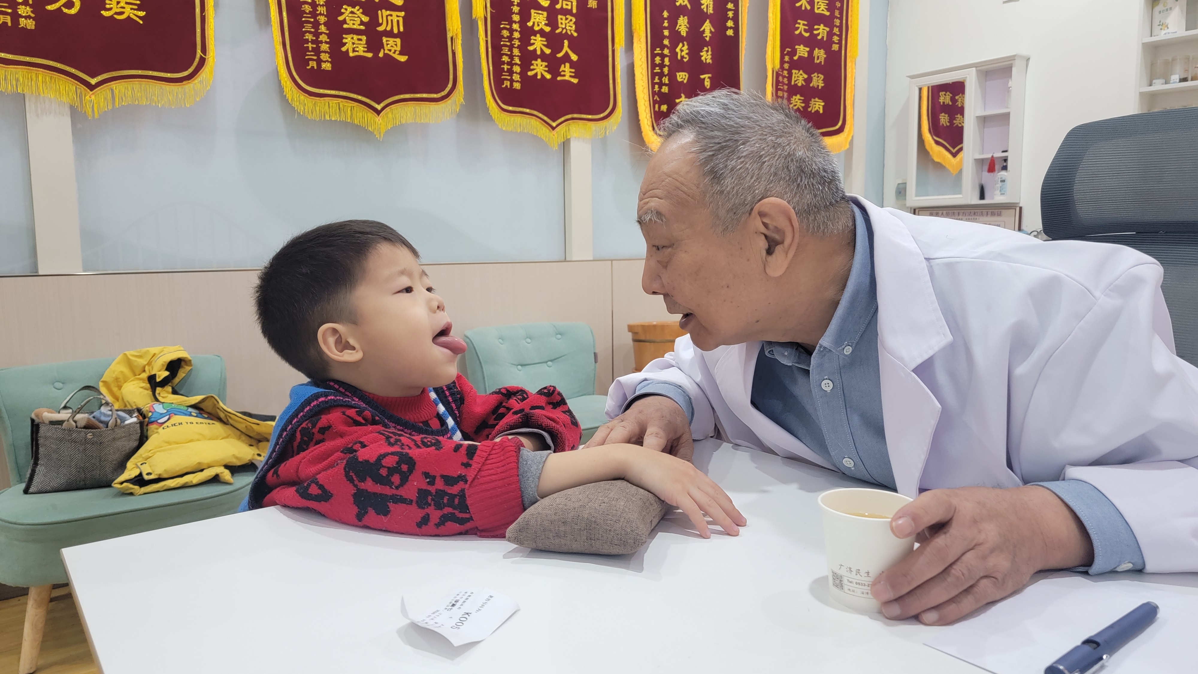 中医思维·观人之道中医看病，不看皮，看气，看神，看根。看人，亦是同理。看气相