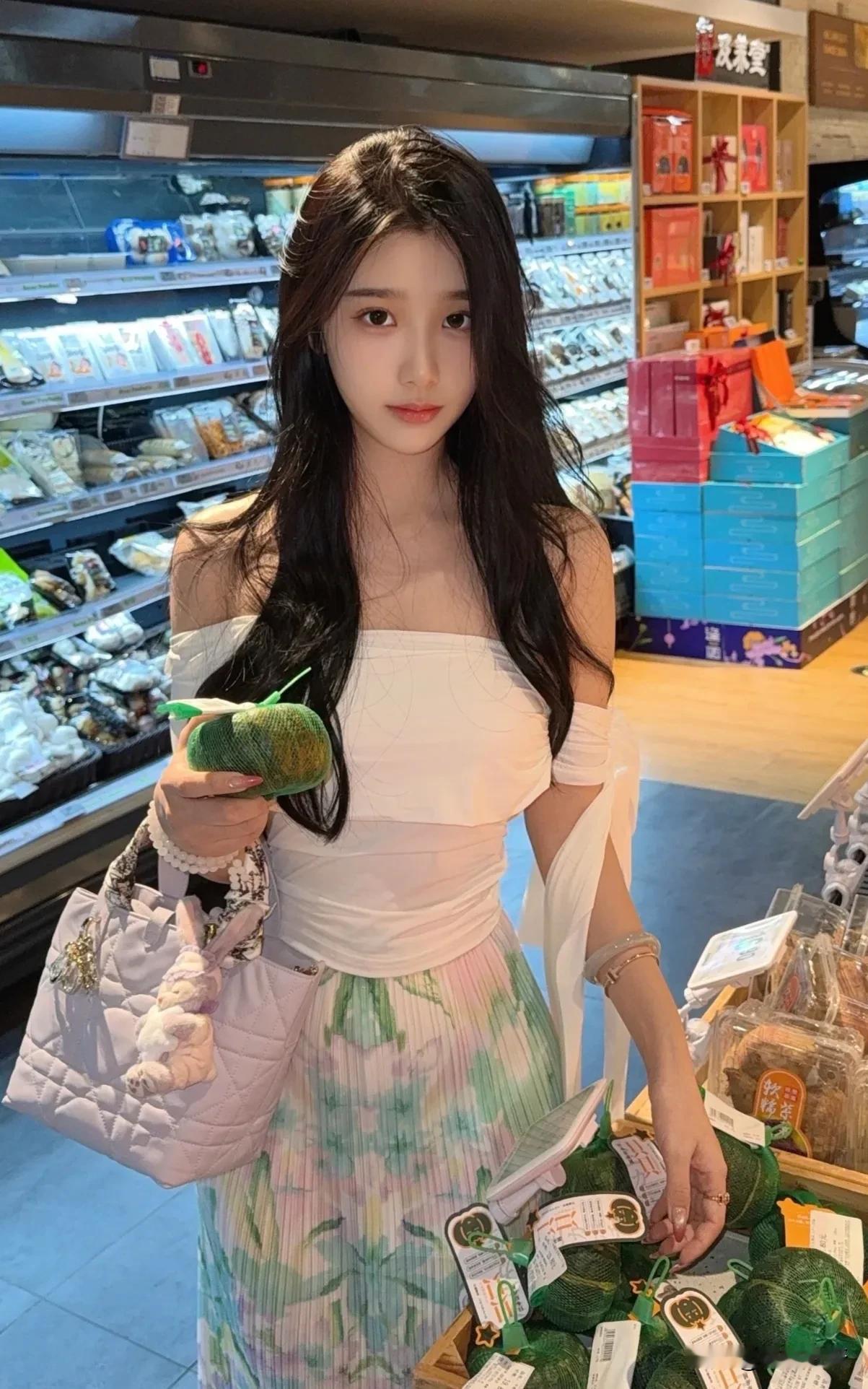 美女日常购物
