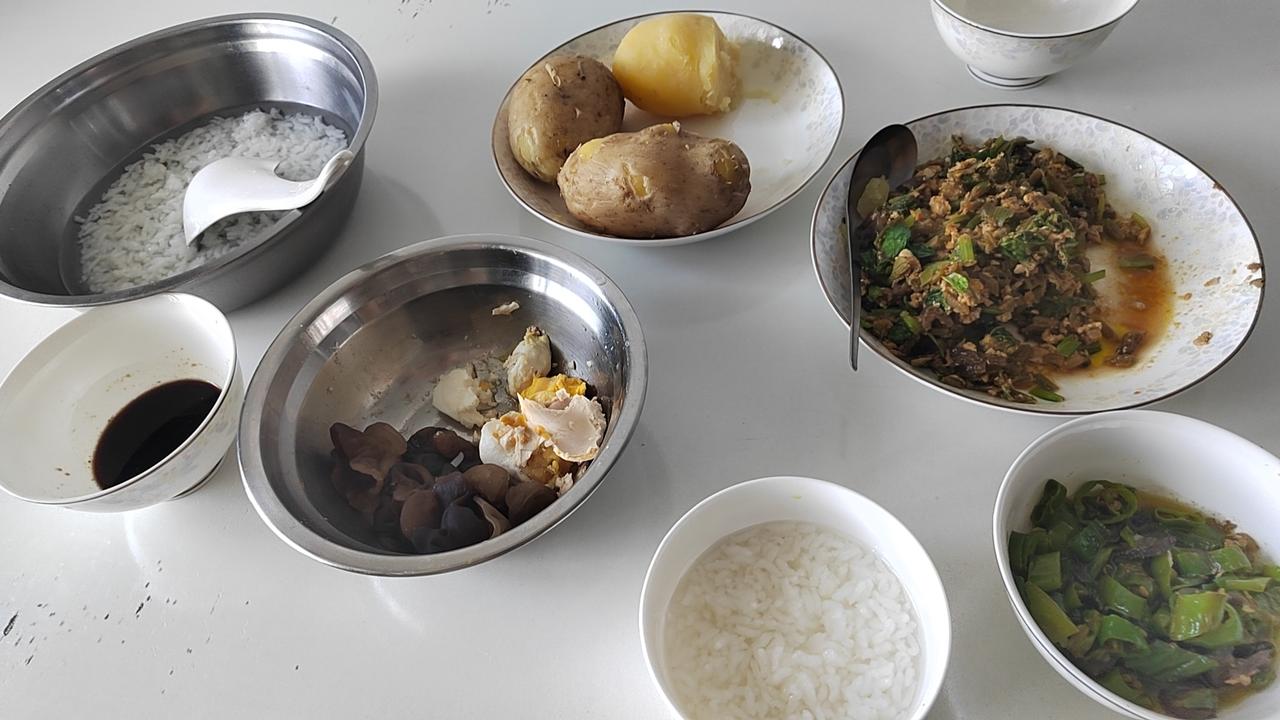 这是今天早晨的早餐，当然是妻子做的。我问她：饭也不够吃啊！她说：你吃一碗，我吃半