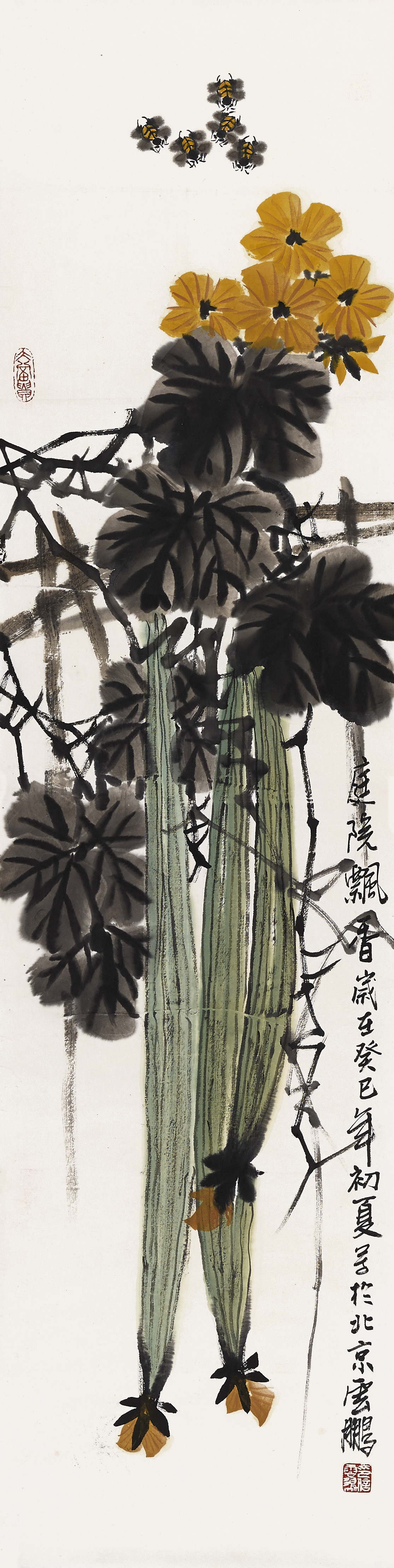 《蜜蜂与花，生命的律动》画面上方，几只蜜蜂围绕黄花飞舞，虽小却灵动，是整幅画的“