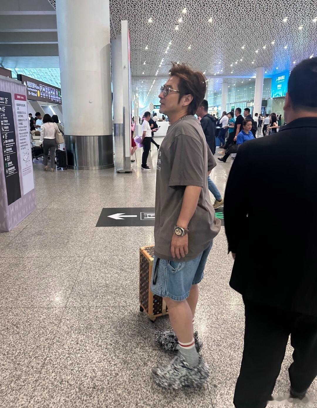 52岁孙耀威现身深圳机场，他一个人拖着行李箱，打扮年轻帅气，个子有点显矮，目测只