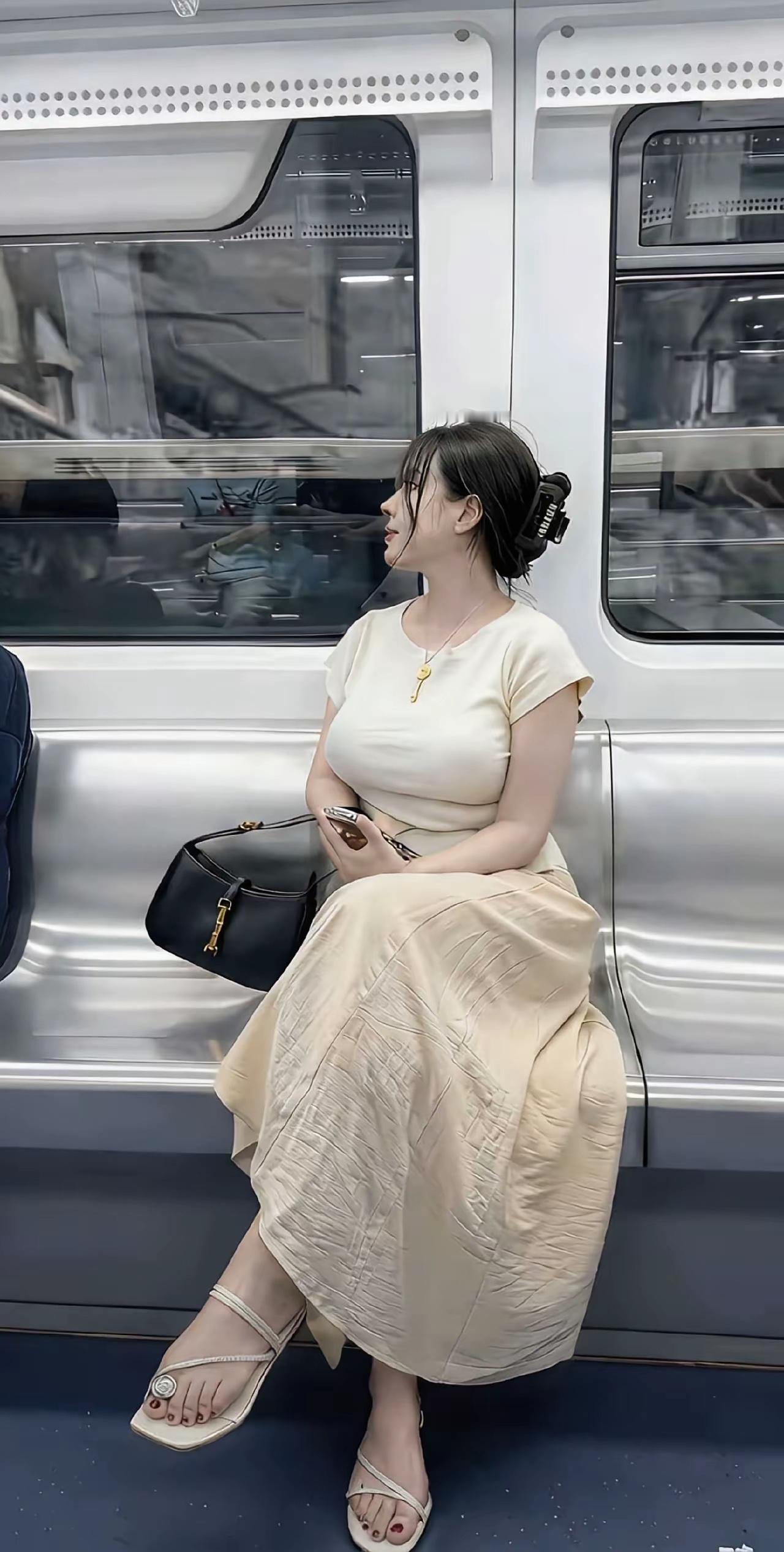 深圳出现一个很有意思的新行当，有个之前做房产中介的女生，现在不卖房子赚佣金了。客