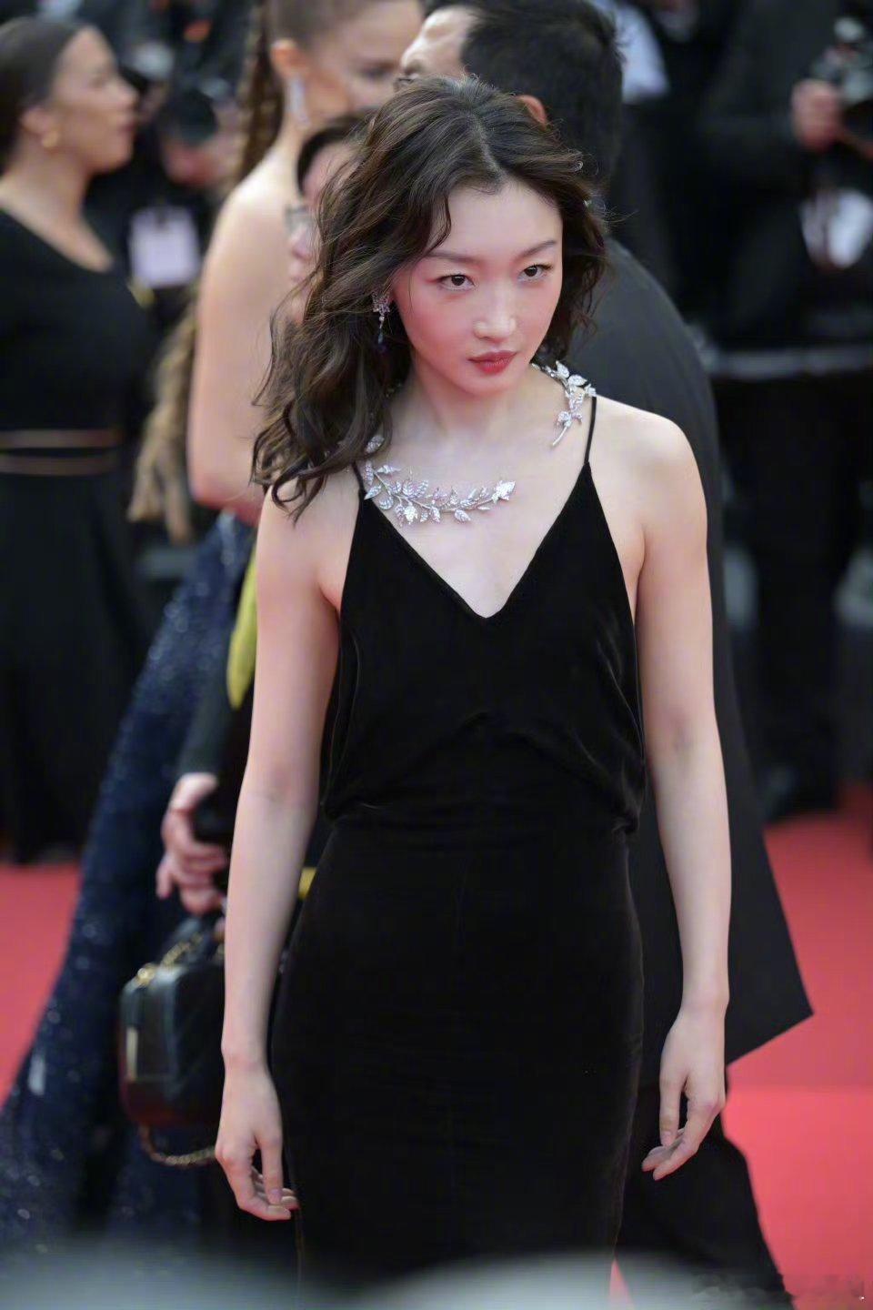 网友：周冬雨现在怎么有种莫名其妙的疯感？​​​