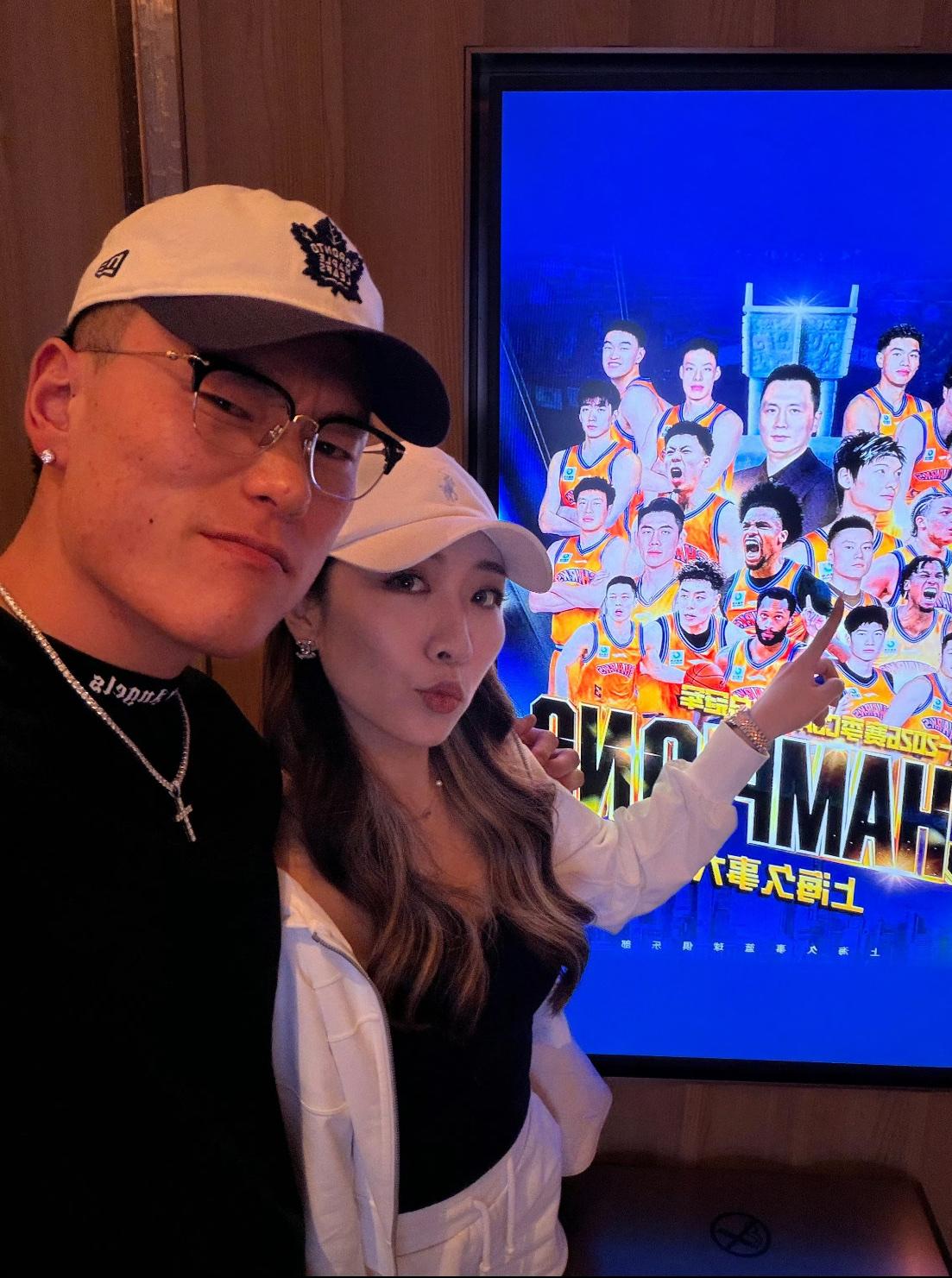 球员李弘权和妻子、女儿共同分享夺冠喜悦，说上海这是给你的爱与荣誉！6月6日晚