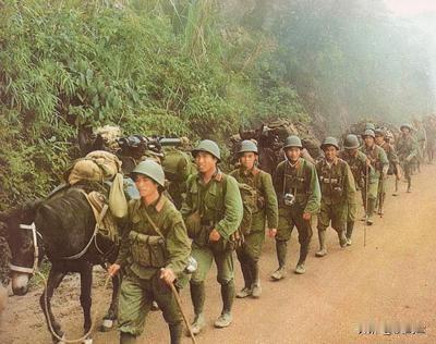工兵开始布雷，前面五十米布三颗真雷，中间五十米全是假雷，最后五十米全部真雷。在下