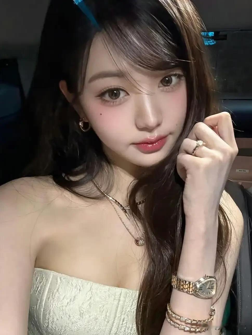 没想到，最近让人感叹的明星财富故事，不是顶流影帝，也不是资深歌手，而是21