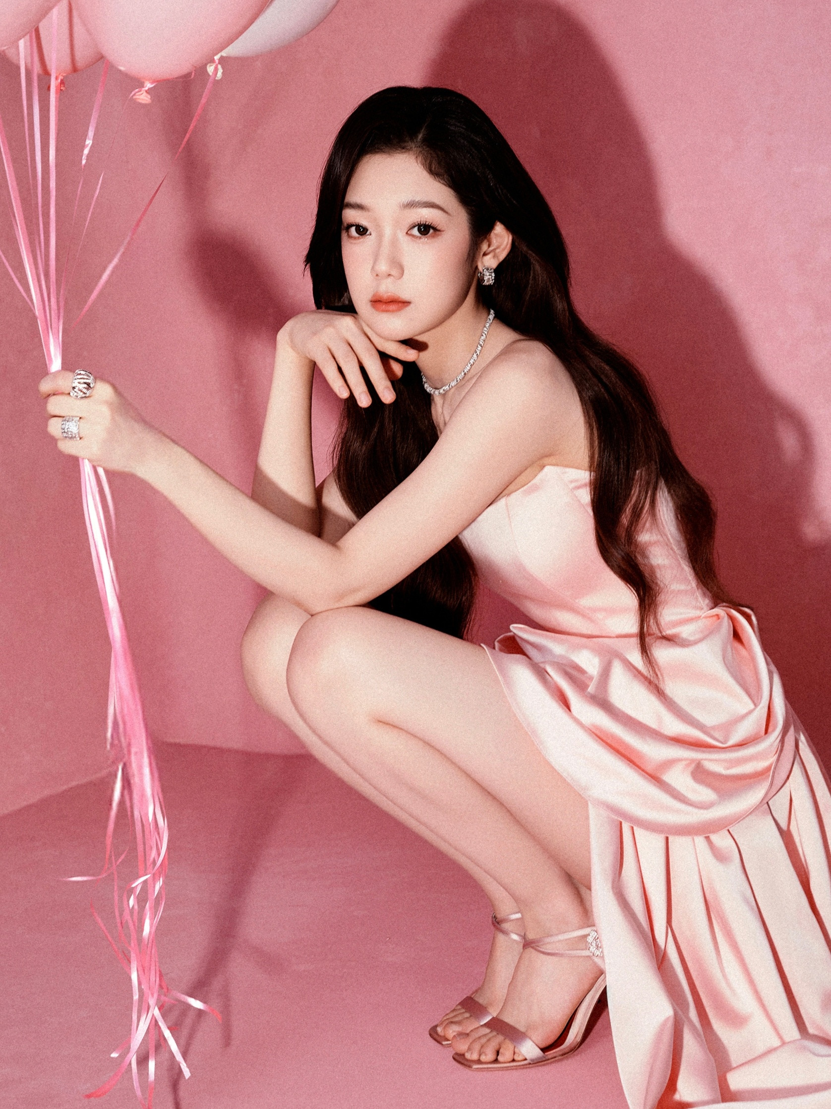 希林娜依高最新物料：抖音美好惊喜夜定妆照🎀