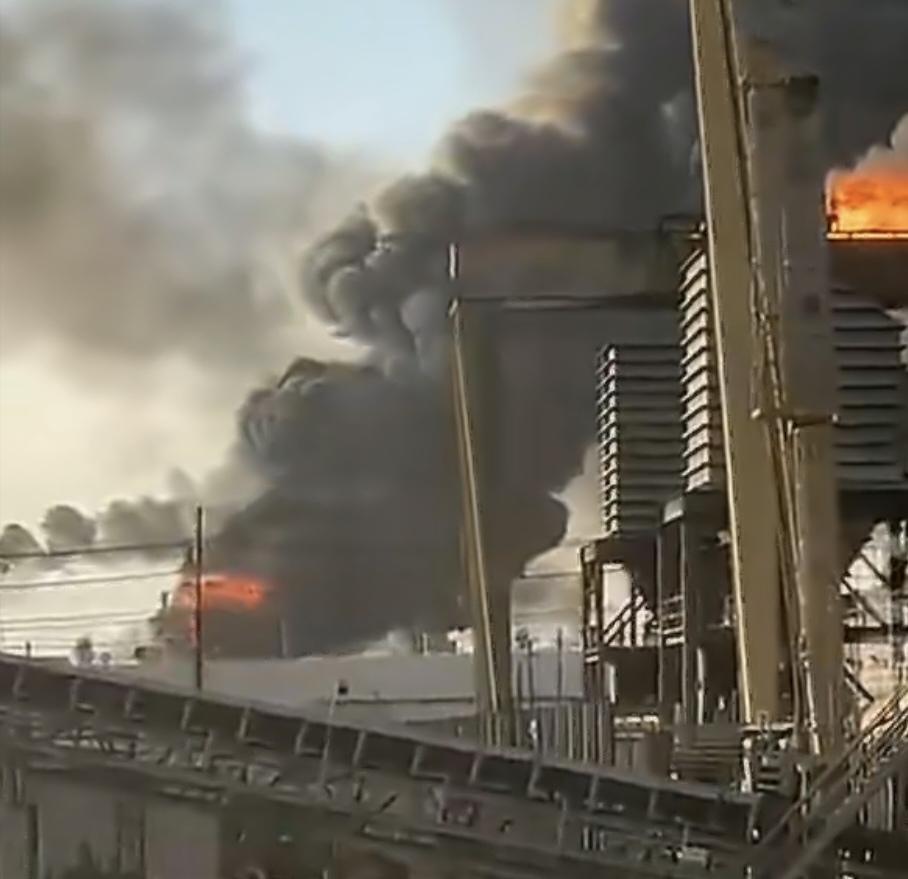 美国得州炼油厂发生剧烈爆炸，每日产能38万桶的美国炼油厂，就这样炸了，想必又是一