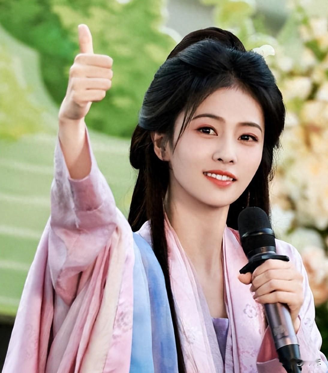 演员白鹿在电视剧《莫离》杀青时透露，自己从7月开始头疼生病，整整五个月查不出病因