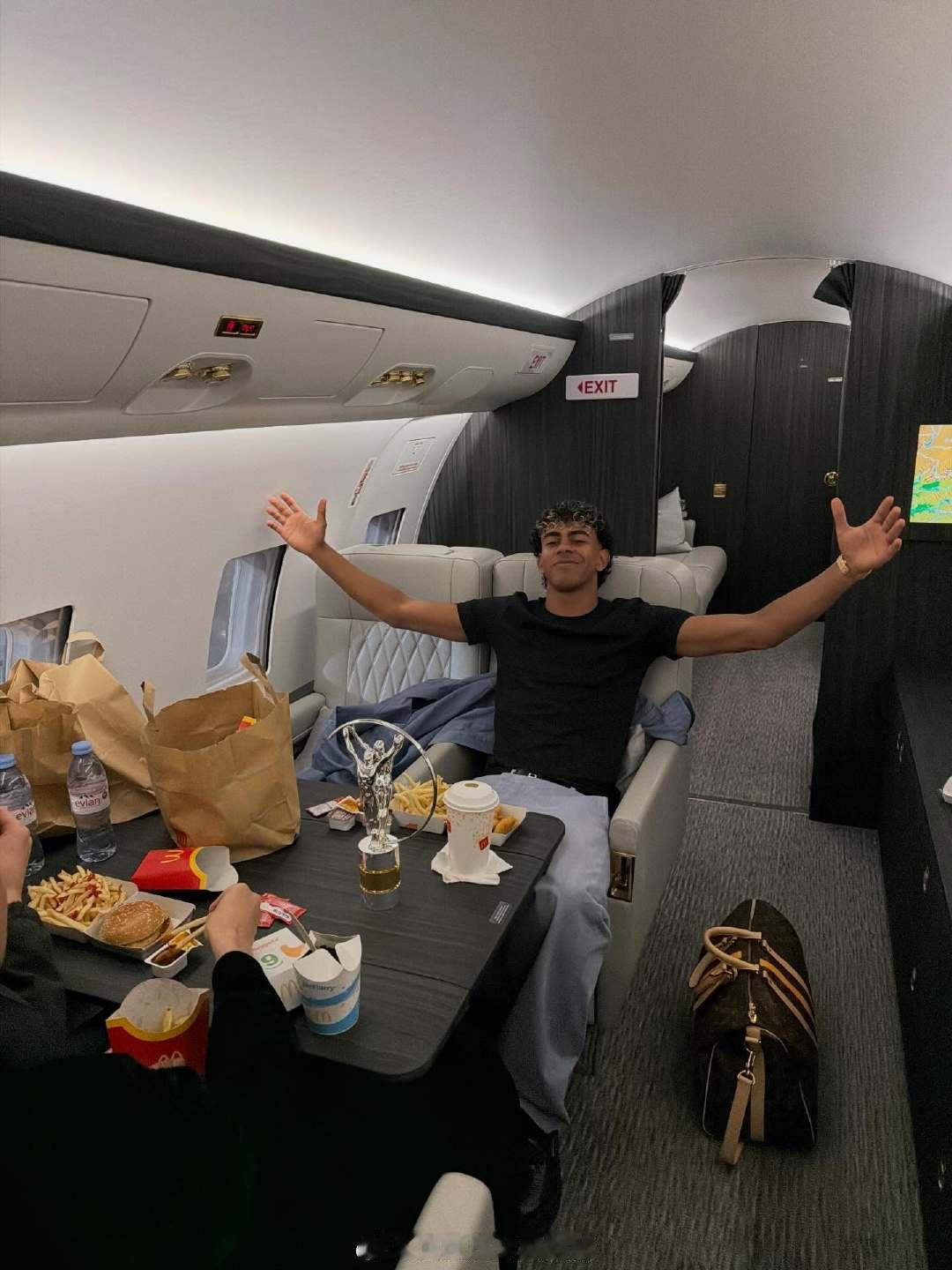 【亚马尔打包麦当劳套餐】薯条、麦乐鸡、可乐、酸甜酱。。。袋里子还有一堆（估计有汉