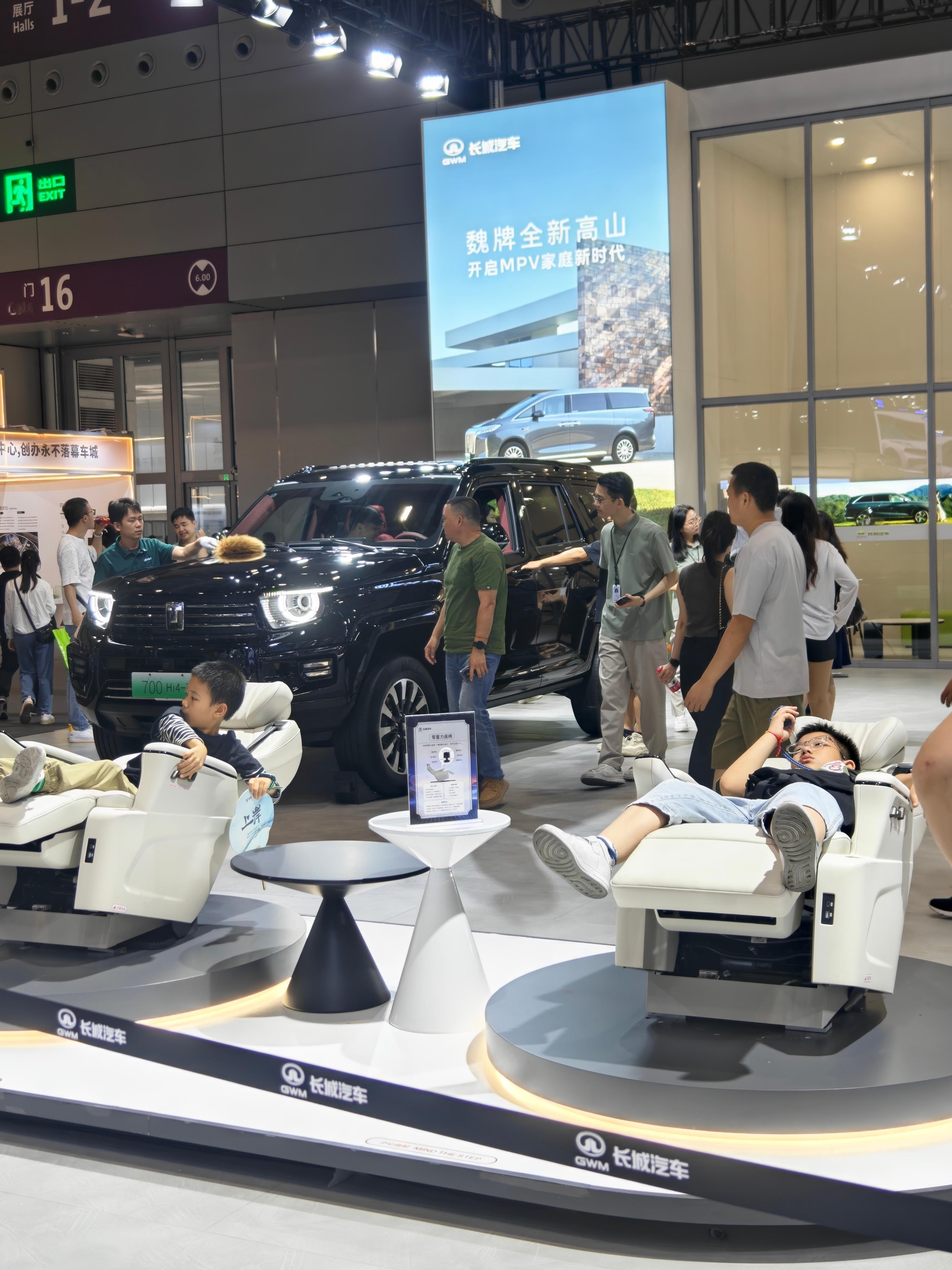 长城展台吸引了超多家庭用户带娃来看车…图6看得出，很有「抓手」