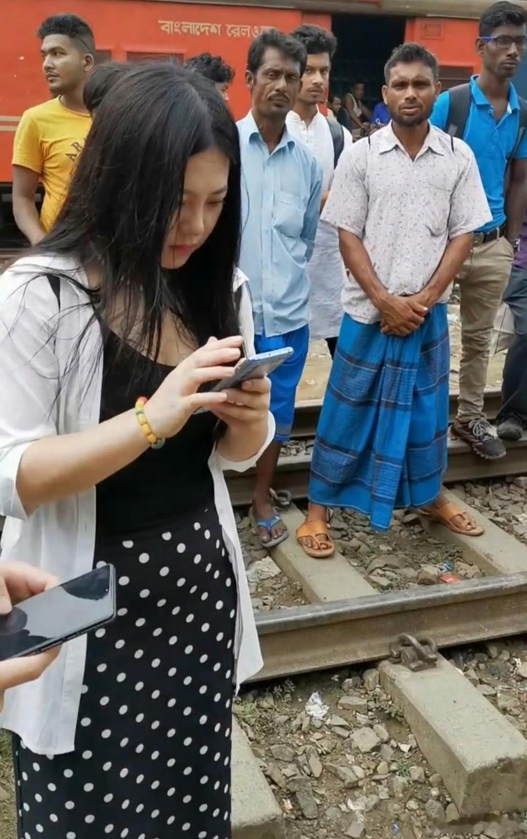 中国女子印度旅行，边上围观的阿三眼睛都绿了！💔​​​