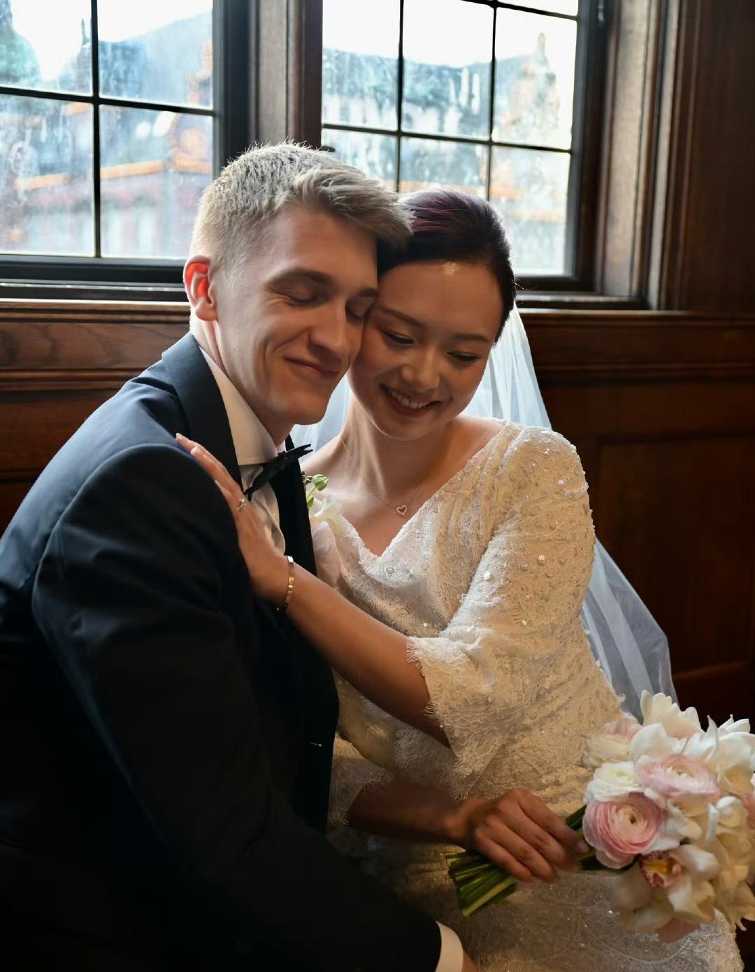 幸福的小两口[赞]！安东🇸🇪和万远🇩🇪今天举办了温馨的婚礼！照片上的