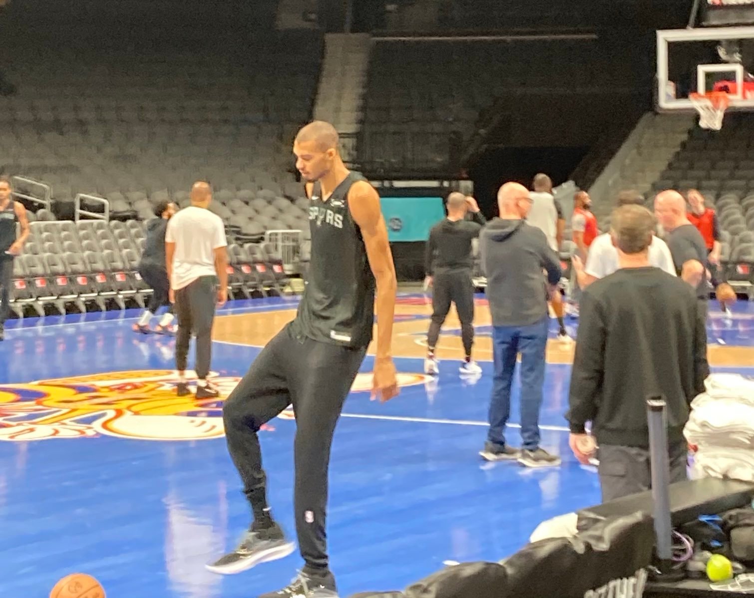 马刺队从休斯顿抵达夏洛特后，直接从机场前往黄蜂主场“光谱中心”进行了快速训练🏀