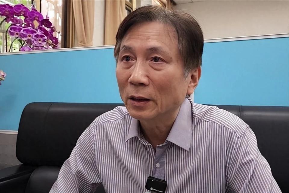 詹江村亮出中国身份证，真汉子一张证，假君子万句话桃园议员詹江村这次干了一件让