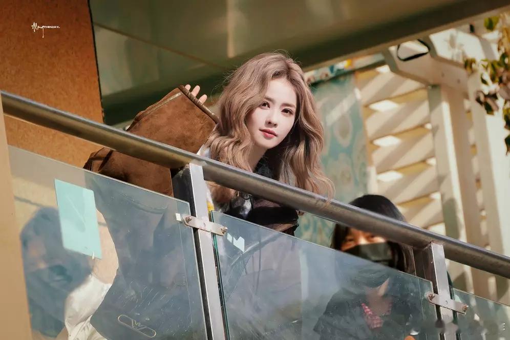 白鹿一头金发精致如芭比娃娃对镜招手俏皮灵动