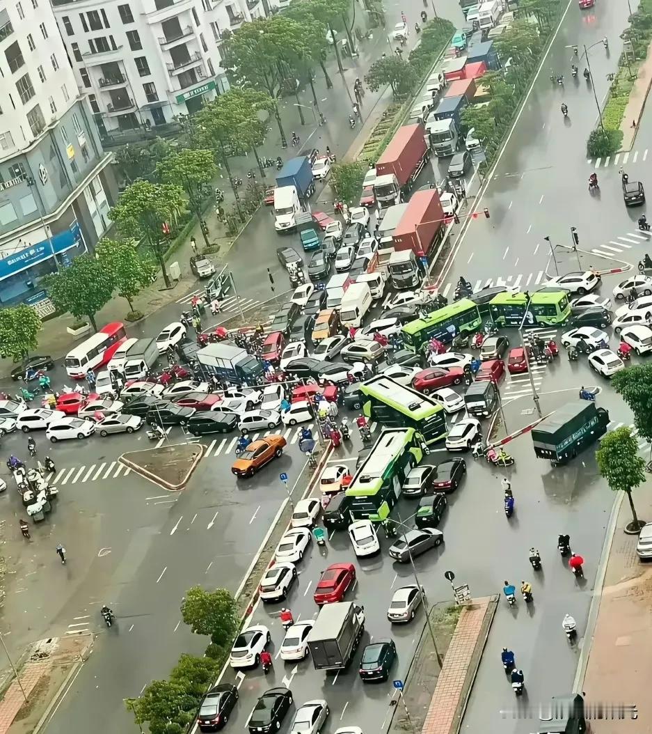 请问这局怎么破？估计交警来了都想报警[捂脸哭][捂脸哭][捂脸哭]高手请来猜一